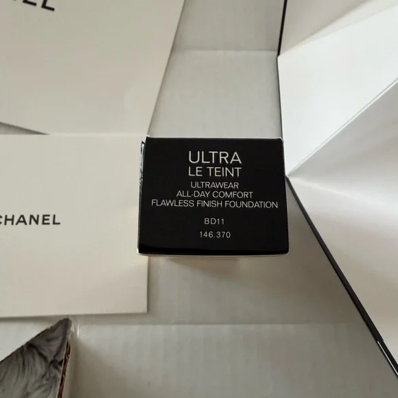 CHANEL ULTRA LE TEINT ALL-DAY COMFORT FLAWLESS FINISH FOUNDATION - Picture 9 of 12